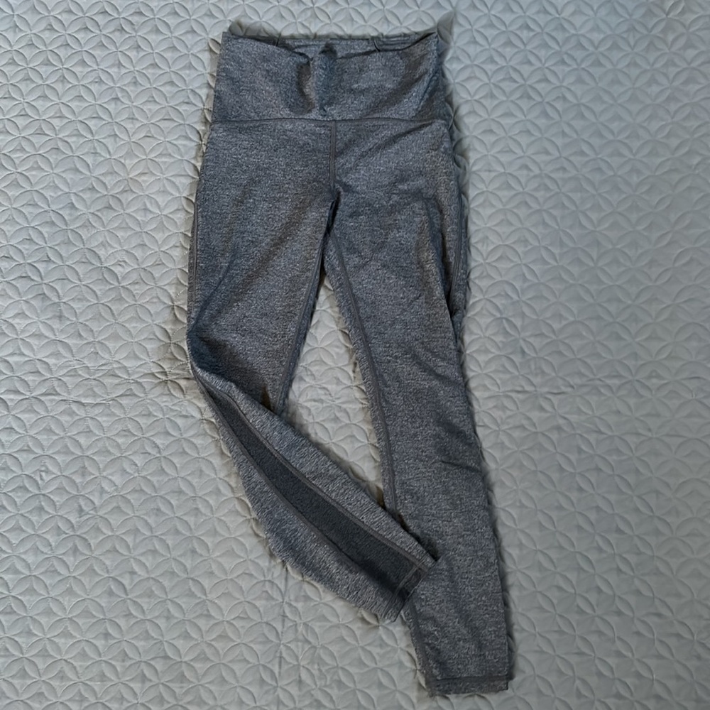 Gray lulu lemon leggings, size six (6), excellent condition!